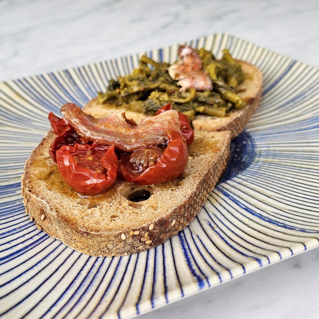 bruschette con triglia e pomodori